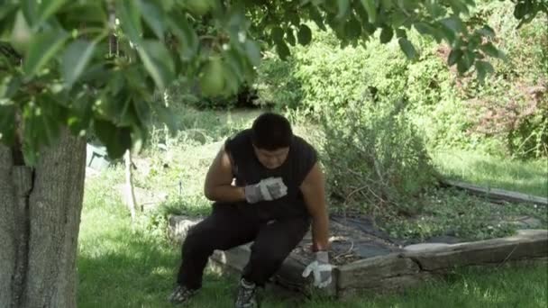 Adam Bahçede Göğüs Ağrısı Ile Içmek Için Oturuyor — Stok video