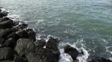 Kayalık bir sahilde dalgaların sıkı atış.