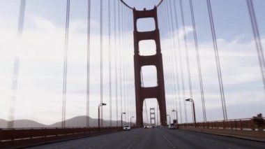 Golden Gate Köprüsü üzerinde sürüş açısından vurdu.