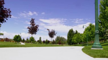 Kaldırımın hemen üstündeki alçak açıyla görülen şehir parkı.