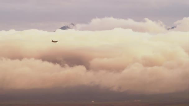 Avião Voando Com Nuvens Uma Cordilheira Atrás — Vídeo de Stock