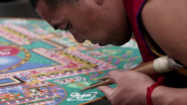 Skott Man Försiktigt Lägga Sand Till Sand Mandala — Stockvideo