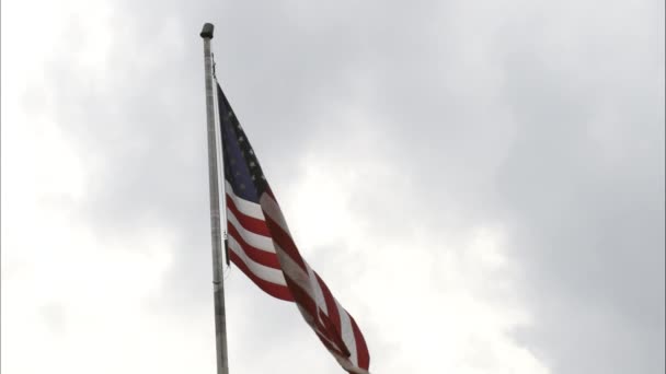 Bandera Estados Unidos Ondeando Viento Con Cielo Parcialmente Nublado — Vídeos de Stock