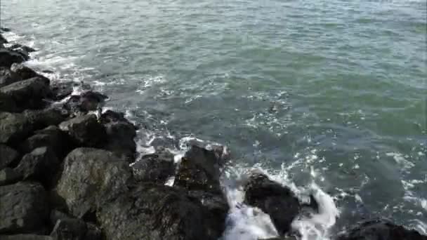 Плотный Выстрел Волн Скалистом Берегу — стоковое видео