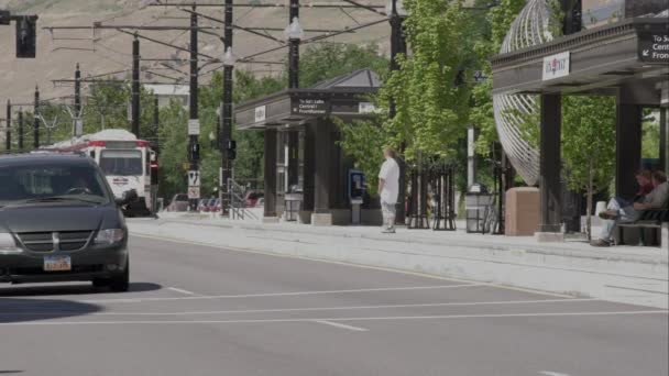 ユタ州 アメリカ Circa 2017 ソルトレークシティーのトラムがストップに近づく — ストック動画