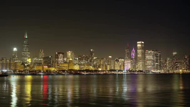 Cronometraje Nocturno Chicago Desde Otro Lado Del Agua Aviones Visibles — Vídeo de stock