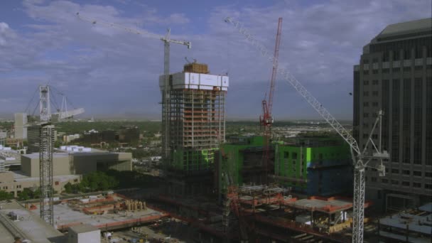 盐湖流域正在建设的一座高层建筑的宽幅拍摄 — 图库视频影像