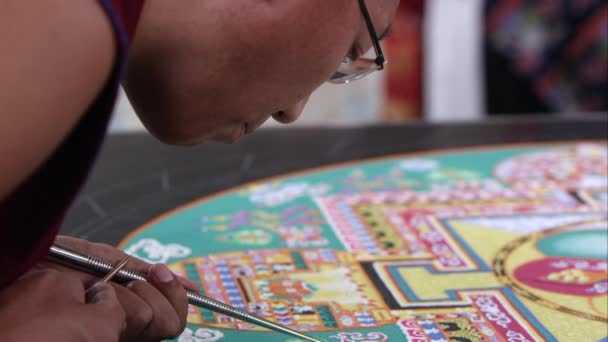 Prise Vue Homme Ajoutant Soigneusement Sable Mandala Sable Symbolique — Video