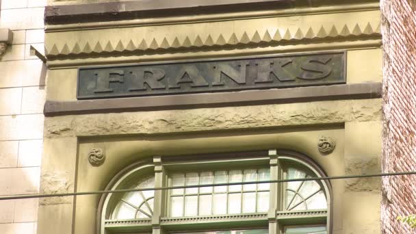 Enge Aufnahme Eines Schildes Franks Über Einem Fenster — Stockvideo
