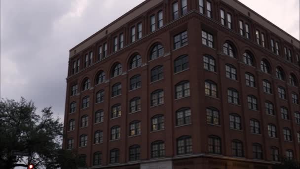 Panning Foto Sinistra Del Texas School Book Depository Dealey Plaza — Video Stock