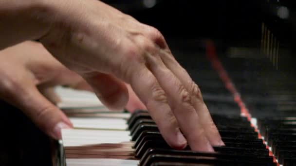 ピアノを弾く手の焦点の狭いフィールドとのタイトなショット — ストック動画
