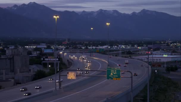 ユタ州 アメリカ Circa 2017 ソルトレークシティーの夕暮れ時の高速道路のトラフィックの速いペースで撮影 — ストック動画