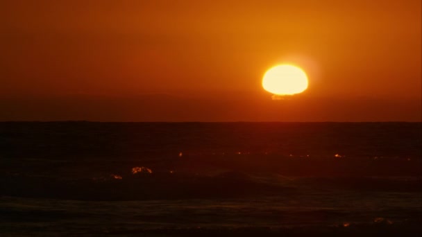 海の上のカリフォルニアのビーチの夕日 — ストック動画