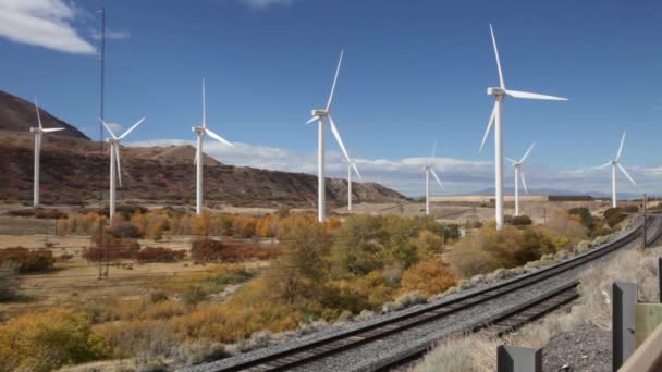 Neuf Éoliennes Dans Canyon Derrière — Video