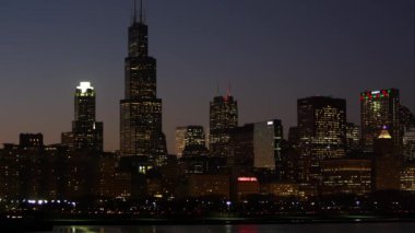 Chicago cityscape alacakaranlıkta.