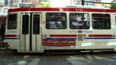 Circa 2017 - Salt Lake City, Utah: Bir şehir tramvayının durağan çekimi.