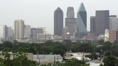 Atış Dallas Skyline ile puslu gök.