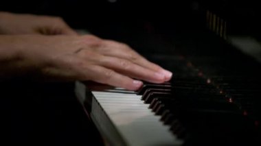 Piyano çalan ellerin sıkı atış.