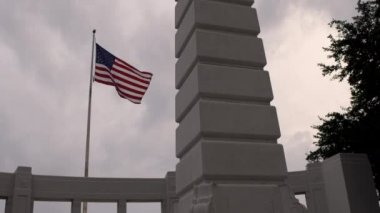 Amerika Birleşik Devletleri bayrak Dealey Plaza, Dallas rüzgarda üfleme. Bulutlu gökyüzü.