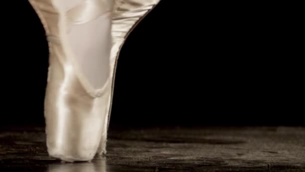 Tight Shot Ballerina Fötter Punkt Tips Toeing Över Ramen — Stockvideo