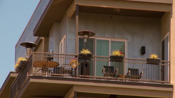 Bir Apartmanın Balkonuna Bakarken Çekilmiş — Stok video