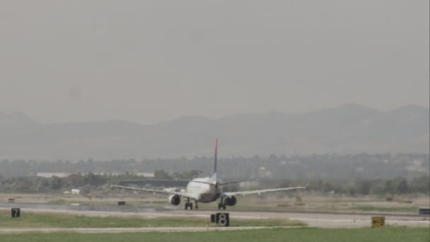 Volgende Opname Van Een Vliegtuig Opstijgen Salt Lake Airport — Stockvideo