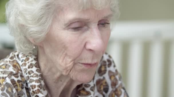 Yaşlı Bir Bayanın Kart Iskambil Insasının Sıkı Görüntüsü — Stok video