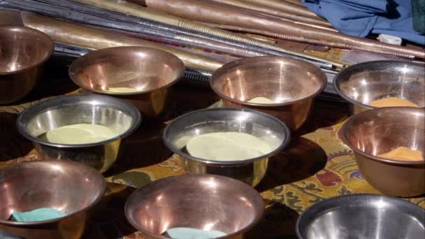 倾斜拍摄的许多碗有色沙子制作沙子曼陀罗 — 图库视频影像