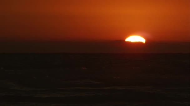 Πορτοκαλί Ήλιος Που Βρίσκεται Στην Παραλία Πάνω Από Τον Ωκεανό — Αρχείο Βίντεο