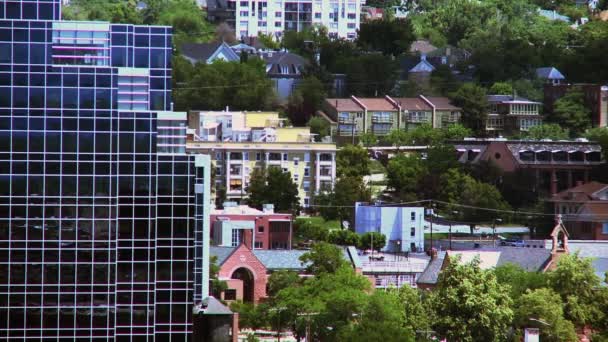 Panning Shot Van Downtown Gebied Met Bomen Hoge Gebouwen — Stockvideo