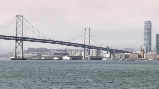 拍摄的平移奥克兰湾大桥前往旧金山 — 图库视频影像