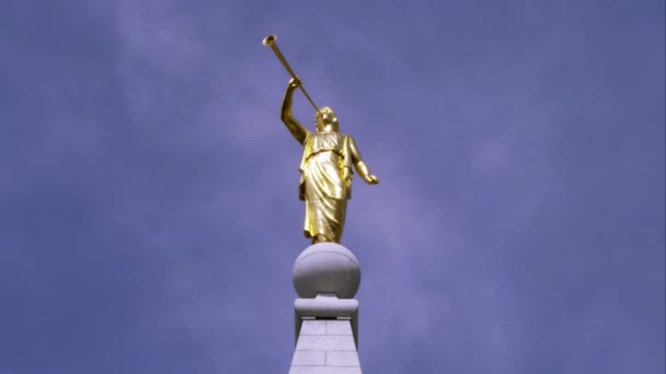 Tight Shot Estatua Oro Moroni Alto Del Templo Del Lago — Vídeos de Stock