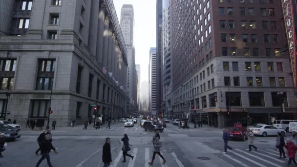 Κίνηση Και Πεζοί Μια Διασταύρωση Σικάγο Στο Κέντρο Της Πόλης — Αρχείο Βίντεο
