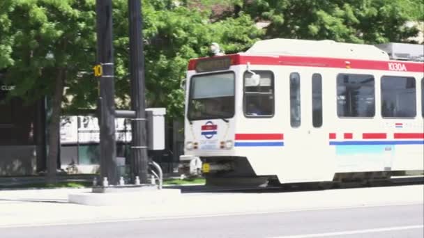 Shot Följande Spårvagn Passera Salt Lake City — Stockvideo