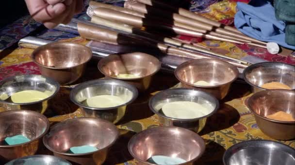 Mand Återvänder Färgad Sand Till Skål Sand Mandala — Stockvideo