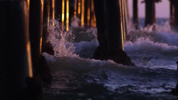 Océano Olas Estrellándose Bajo Muelle Playa California — Vídeos de Stock