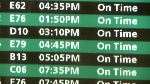 空港での到着モニターの極端なタイトなチルトアップショット — ストック動画