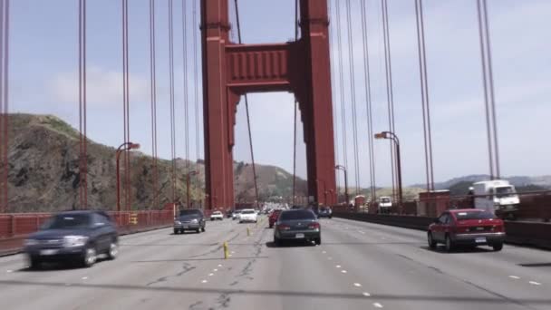 Ponto Vista Tiro Dirigindo Trânsito Golden Gate Bridge Dia Brilhante — Vídeo de Stock