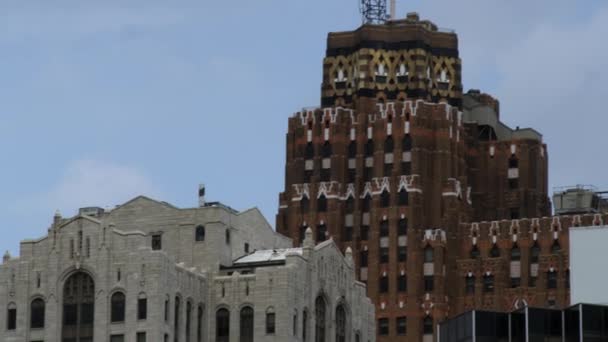 Σφιχτό Panning Πυροβολισμό Ουρανοξύστης Στον Ορίζοντα Του Ντιτρόιτ — Αρχείο Βίντεο