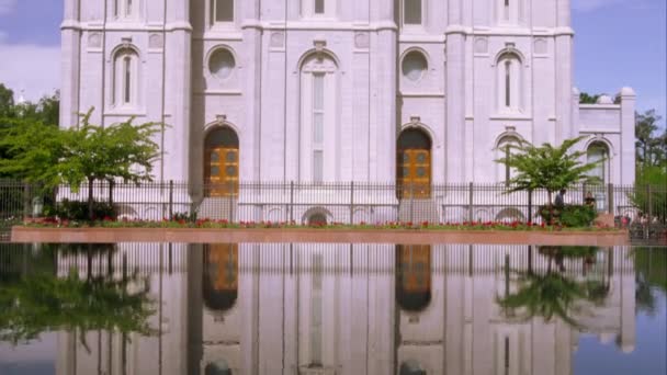 Vinkla Upp Skott Framsidan Lds Salt Lake Templet Från Reflekterande — Stockvideo