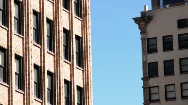 İki tuğla binaların orta sıkı çekim.