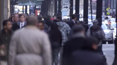 Chicago, Abd - Circa 2017: Chicago yayalar şehir merkezinde. Yüzler bulanık.