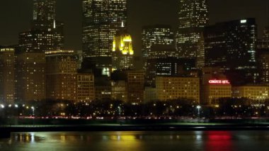Chicago'dan sıkı atış gece timelapse su genelinde.