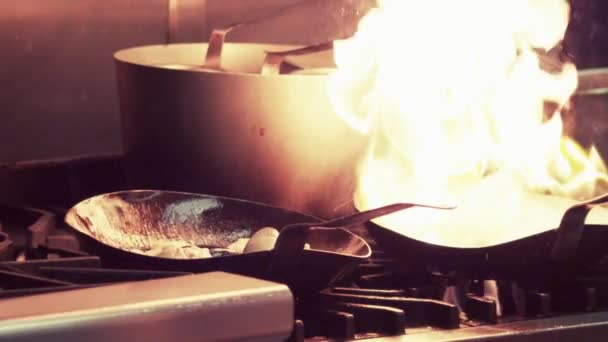 餐厅炒锅着火瞬间 然后被搅拌 — 图库视频影像