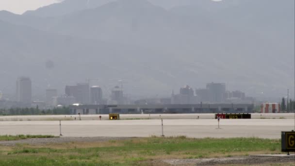 Utah Circa 2017 Transporte Comercial Pasajeros Una Pista Aterrizaje Con — Vídeos de Stock