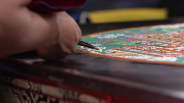 Tight Shot Man Lägga Sand Till Mycket Färgstark Sand Mandala — Stockvideo