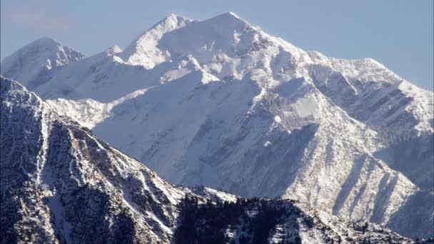 ユタ州ワサッチ山脈の雪を覆う山々のパンニングショット — ストック動画