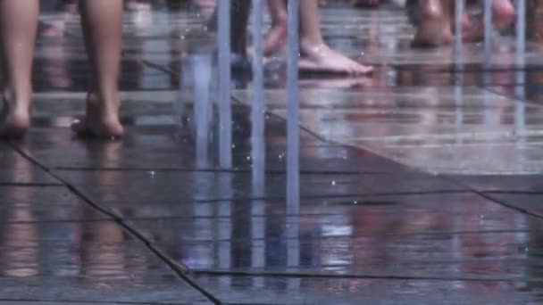 Barefeet Lopen Spelen Een Splash Pad Fontein — Stockvideo