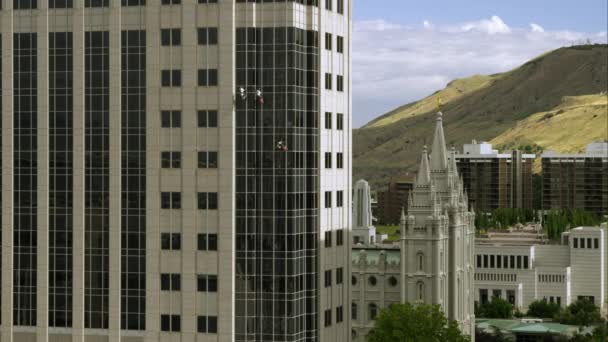 Tiga Pencuci Jendela Garis Mencuci Bangunan Tinggi Kuil Salt Lake — Stok Video