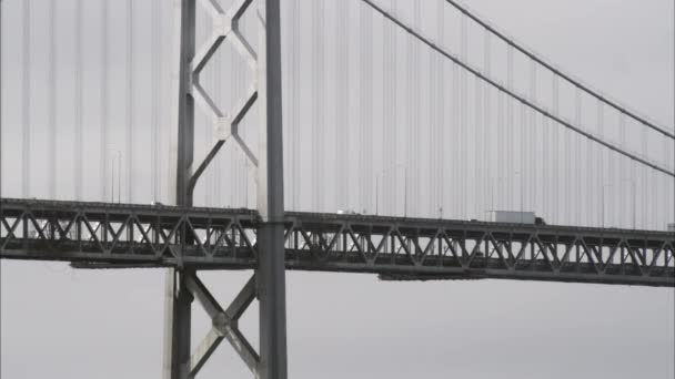 从低角度拍摄奥克兰湾大桥交通静态镜头 — 图库视频影像